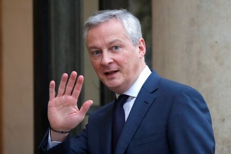 　フランスのルメール経済・財務相（写真）は５日付の週刊紙ジュルナル・デュ・ディマンシュに掲載されたインタビューで、２０１９年と２０年の同国経済成長率はともに１．３％になるとの見通しを示した。２０１９年撮影（２０２０年　ロイター/Charles Platiau）