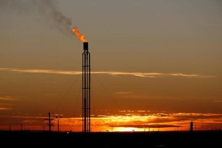 　２日の原油先物は小動き。アラブ首長国連邦（ＵＡＥ）が下半期に日量２００万バレルの減産縮小を行う計画に難色を示し、石油輸出国機構（ＯＰＥＣ）にロシアなど非加盟産油国を加えた「ＯＰＥＣプラス」が閣僚級会合を延期したことを受けた。米テキサス州ラビング郡で２０１９年１１月撮影（２０２１年　ロイター/Angus Mordant）