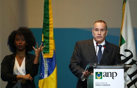 　１１月６日、ブラジル政府が６日実施した過去最大規模の沖合油田開発入札は、対象４鉱区のうち２鉱区が応札ゼロに終わるなど、期待外れの結果に終わった。写真はリオで行われた入札風景。１１月６日撮影（２０１９年　ロイター/Pilar Olivares）