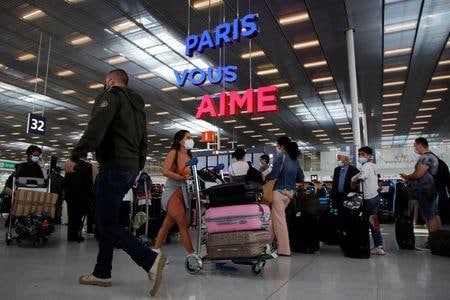 フランスのベラン保健相は２日、国内の新型コロナウイルス感染者のうち、インドで最初に検出された感染力の強い変異ウイルス「デルタ株」の感染者の割合が約３分の１に達したと明らかにした。パリ・オルリー空港のようす。１日撮影（２０２１年　ロイター／Sarah Meyssonnier）