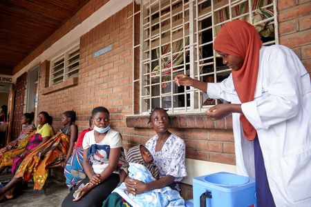 アフリカ南東部マラウイのチポンダ保健相は２２日、国内でコレラによる死者が４００人を超えたと明らかにし、最も感染が拡大している地域にワクチン接種を呼びかけた。資料写真、ワクチン摂取方法を説明する医療従事者、１１月撮影（２０２２年　ロイター／Eldson Chagara）
