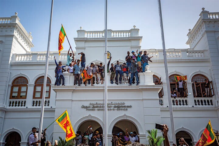 ウィクラマシンハ首相の退陣を求めて、7月13日に首相府を占拠したデモ隊　ABHISHEK CHINNAPPA/GETTY IMAGES