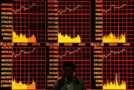 　国際金融協会（ＩＩＦ）が７月６日公表した非居住者資金動向によると、６月は新興国市場から４０億ドルの資金が流出し、４カ月連続の売り越しとなった。２００６年５月、上海の株価ボード前で撮影（２０２２年　ロイター）
