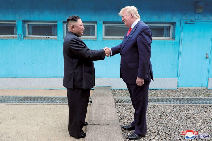 南北朝鮮の軍事境界線で金正恩と会い注目を集めたトランプだが　KCNAーREUTERS