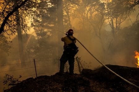 　２月２０日、    米国では今年、エルニーニョ現象によって山火事の増加が予測されているにも関わらず、消防当局の対応能力が大幅に不足する懸念が生じている。写真は２０２０年１０月、カリフォルニア州カリストガで消火活動にあたる消防士（２０２４年　ロイター/Stephen Lam）