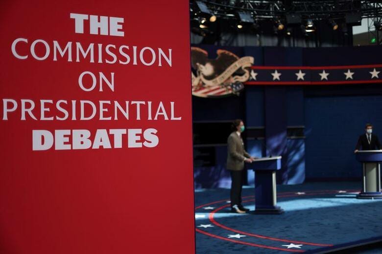 米大統領選の民主党候補であるバイデン前副大統領の陣営は、トランプ大統領の納税記録を巡る新たな疑惑が浮上したことを受け、トランプ氏への攻撃を強めた。写真はオハイオ州クリーブランドで準備されるディベート会場(2020年　ロイター/Jonathan Ernst)