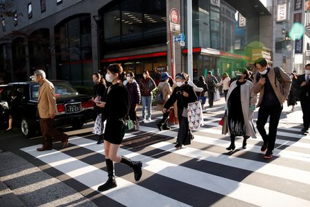 日銀の黒田東彦総裁は１８日の衆院財務金融委員会で、４０年ぶりの伸び率となった１０月全国消費者物価指数（除く生鮮食品、コアＣＰＩ）について「かなりの上昇率」だと述べる一方、来年度は目標の２％を下回る見通しだと改めて説明した。写真は都内で昨年１１月撮影（２０２２年　ロイター／Androniki Christodoulou）
