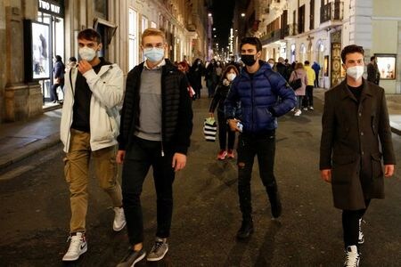 イタリアの国立がん研究所（ＩＮＴ）は、同国では新型コロナウイルスが昨年９月時点ですでに循環していたとの研究を発表した。写真は2020年11月14日、ローマのコルソ通りをマスク着用で歩く通行人。（2020年　ロイター／Remo Casilli）