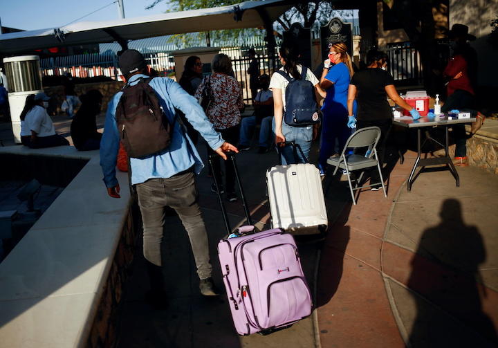 アメリカ・テキサスのワクチン接種センターを訪れる旅行者...... REUTERS/Jose Luis Gonzalez