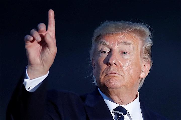 中国政府が、米国からの輸入品に報復関税を課すと発表すると、その数時間後にトランプ米大統領は米国企業に対して「事業を米国に戻し、米国内で生産することを含めて、中国の代替先を模索し始める」よう命じた。写真は仏ビアリッツで開かれたG7会議に出席したトランプ氏。代表撮影（2019年　ロイター）