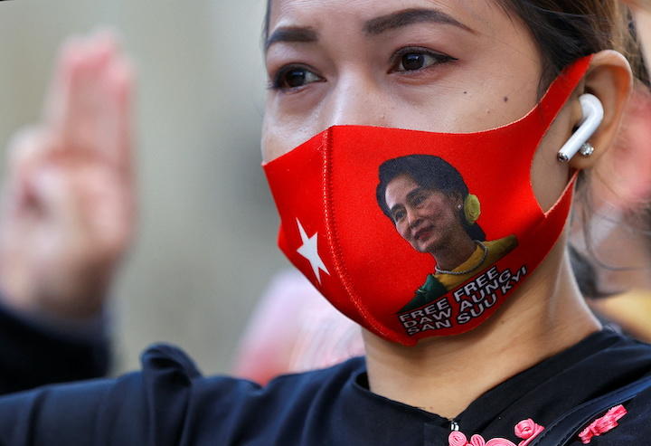 民主化指導者アウンサンスーチーの写真入りマスクで抵抗の意を表すミャンマー人（2021年12月、東京）　Issei Kato-REUTERS