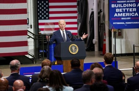 １月２８日、 バイデン米大統領は米軍を「近いうちに」東欧や北大西洋条約機構（ＮＡＴＯ）加盟国に派遣すると述べた。写真は同日、ペンシルベニア州で講演するバイデン大統領（２０２２年　ロイター／Kevin Lamarque）