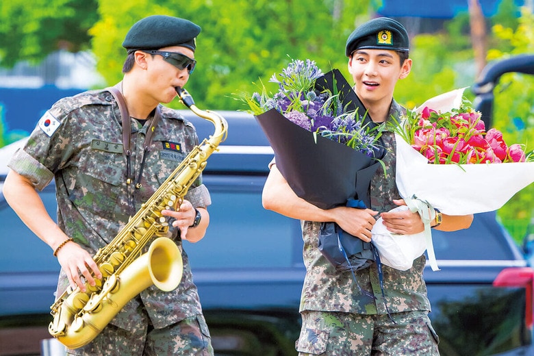 RM（左）とVは25年6月10日に除隊。軍楽隊に所属していたRMは報道陣らの前で「名探偵コナン」のテーマ曲をサックスで披露した　AFLO