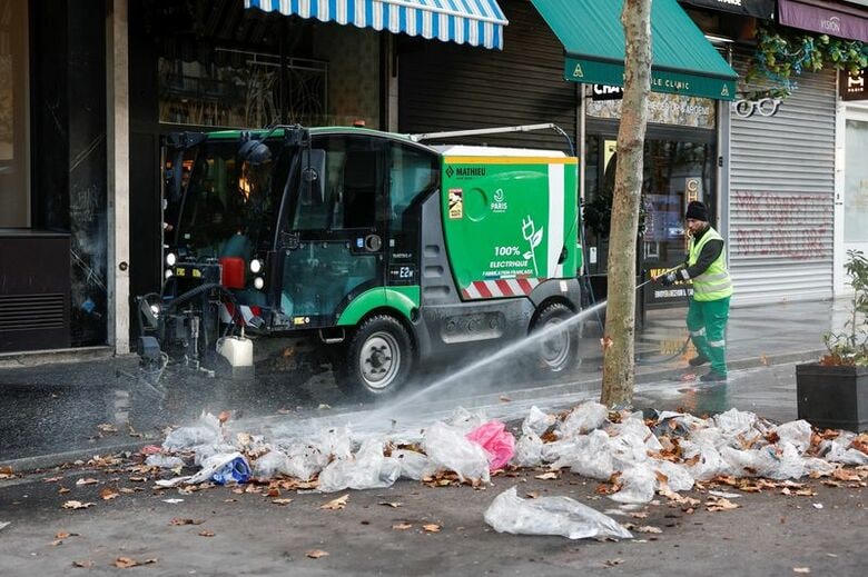 写真は道路を清掃する市職員。2026年10月18日、パリで撮影。REUTERS/Benoit Tessier