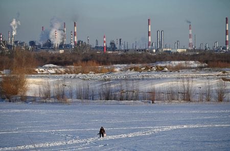 　１月１７日、ロシアの石油製品輸出は２０２４年に前年比１０％近く落ち込んだ。写真は露オムスクにある石油精製所と火力発電所。２０２３年３月撮影（２０２５　ロイター／Alexey Malgavko）