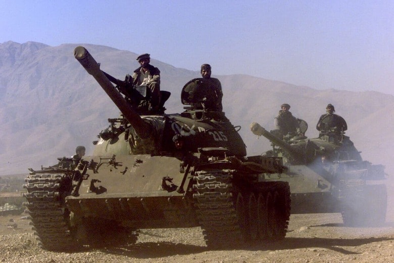 アフガニスタン紛争で北部同盟によって使われたT-54戦車（2001年11月）　Yannis Behrakis-Reuters