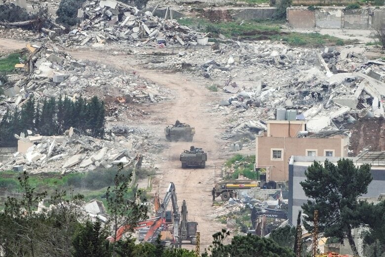 レバノン南部で活動するイスラエル軍の戦車と作業車輌（4月15日）　AP/AFLO