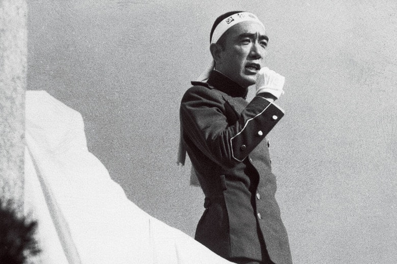 1970年11月25日、自衛隊員に決起を呼びかける三島　BETTMANN/GETTY IMAGES