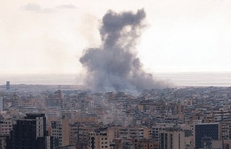 イスラエル政府の報道官は７日、親イラン武装組織ヒズボラの幹部で次期最高指導者候補と目されるサフィエディン師の死亡は「まだ確認できていない」と述べた。写真は７日、レバノンのシンエルフィルから撮影（２０２４年　ロイター/Joseph Campbell）