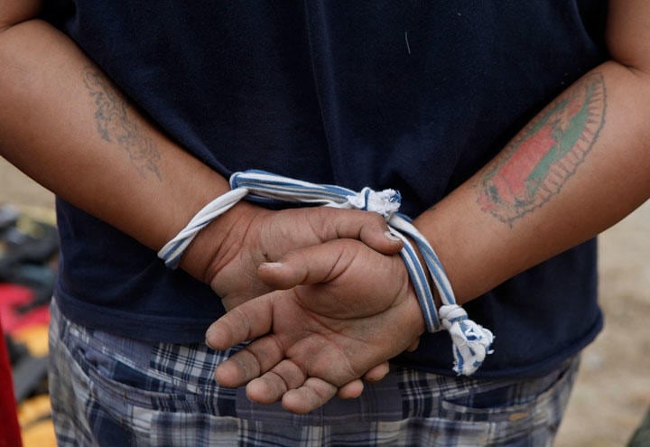 軍に拘束されたメキシコのヒットマン（殺し屋）。アメリカへの移民をメキシコに留め置くトランプの政策が、犯罪の犠牲者を生んでいる　Tomas Bravo-REUTERS