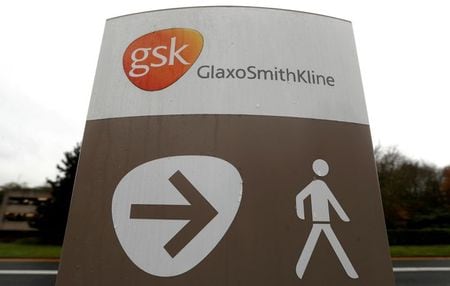 　１２月７日、英製薬大手グラクソ・スミスクライン（ＧＳＫ）は、米Ｖｉｒバイオテクノロジーと共同開発した新型コロナウイルス感染症に対する抗体治療薬「ソトロビマブ」について、初期段階の研究データでオミクロン変異株の全ての変異に有効との結果が得られたと発表した。英スティーブニッジで２０１９年１１月撮影（２０２１年　ロイター/Peter Nicholls）