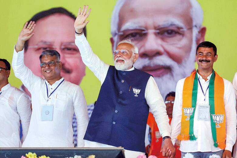 西ベンガル州の集会で候補者と共に支持を訴えるモディ（中央、4月16日）　ANI PHOTOｰREUTERS