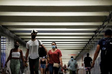 米疾病対策センター（ＣＤＣ）は３日、人口の９０％以上が新型コロナウイルス感染対策としてのマスク着用が不要になっているとの見解を示した。写真は２０２１年７月、ニューヨークで撮影（２０２２年　ロイター/Andrew Kelly）