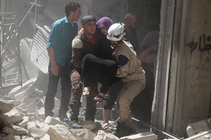 アレッポで女性を救い出す住民たち　Abdalrhman Ismail-REUTERS