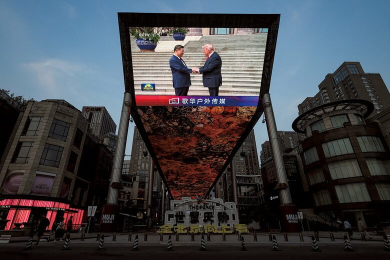 米中首脳の握手を映し出す北京市内の巨大スクリーン（5月14日）　TINGSHU WANG-REUTERS