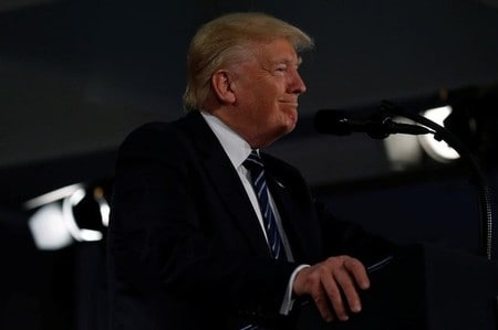 　５月２４日、トランプ米大統領は、４月２９日にフィリピンのドゥテルテ大統領と行った電話会談で、「薬物犯罪の問題で素晴らしい仕事をしている」としてドゥテルテ氏を評価した。写真は２３日、イスラエルのイスラエル美術館でスピーチする同氏（２０１７年　ロイター／Jonathan Ernst）