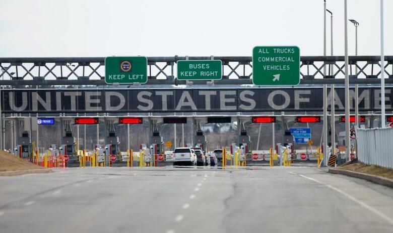 カナダと米国は１８日、国境を一時閉鎖し、不要不急の往来を認めないと発表した。写真は３月１８日、ケベック州ラコールで撮影（２０２０年　ロイター/Christinne Muschi） 