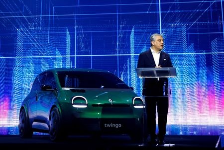 　フランス自動車大手ルノーは今月、より低価格の電気自動車（ＥＶ）「トゥインゴ」の開発作業を開始する。写真はデメオ最高経営責任者（ＣＥＯ）とトゥインゴ。昨年１１月、パリで撮影（２０２４年　ロイター/Gonzalo Fuentes）