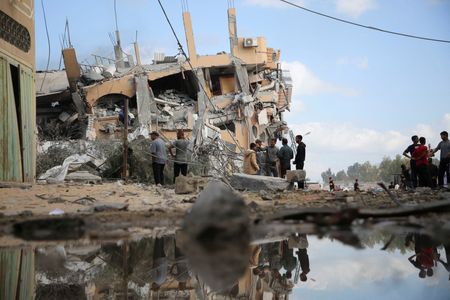 イスラエル軍は１日夜から２日未明にかけパレスチナ自治区ガザの各地を攻撃し、現地の医療関係者によると少なくとも６０人が死亡した。ガザ南部ハンユニスで２日撮影。（２０２４年　ロイター/Hatem Khaled）