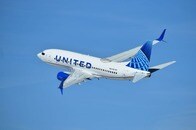 「飛行機のタイヤが燃えてる！？」緊急着陸からの消火活動、乗客が窓から撮影した「緊迫の映像」が話題に