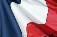 フランス議会、反テロ法案可決　モスク閉鎖を容易に