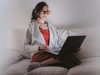 在宅勤務で目の疲れに悩む現代人...ブルーライトだけじゃないリスク要因