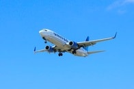 「おひとり様」は損させられる...調査で判明、航空大手が「1人予約」の料金をサイレント値上げする理由