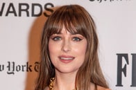 「大事な部分」がことごとく...ダコタ・ジョンソンの「目のやり場に困る」姿にネット騒然