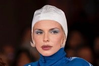 ジュリア・フォックス、限界突破のシースルーファッションで再び注目の的に