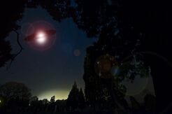 夜空に「光る球体」、空港で「ビーム発射」も…機密解除されたUFO資料第3弾の内容は
