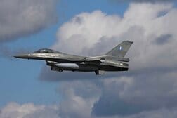 ウクライナのF-16戦闘機、ロシアのSu-35を初撃墜　「歴史的戦果」の意味