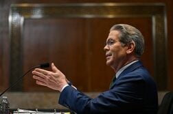 米財務長官、イラン航空会社と取引ある企業に制裁リスク警告