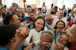 ノーベル平和賞マチャド氏、ベネズエラ帰国　約1年ぶり