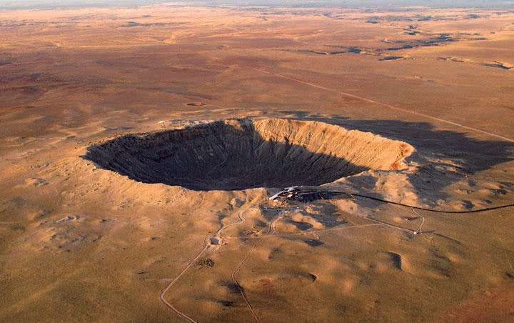 アリゾナ州フラッグスタッフの大隕石孔　STEPHAN HOEROLD／ISTOCKPHOTO