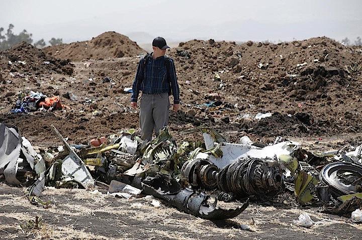 エチオピア政府は、アディスアベバ近郊で先月起きたエチオピア航空のボーイング７３７ＭＡＸ８型機の墜落事故に関する暫定報告書を発表し、事故機の操縦士が、機体が急降下して墜落する直前までボーイングが定めたマニュアル通りに操縦していたと強調した。３月１２日、アディスアベバのルイラク事故現場を調べる米当局の調査員ら（２０１９年　ロイター/Baz Ratner）