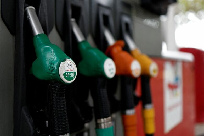 3月25日、フランス・パリのガソリンスタンドで撮影。REUTERS/Benoit Tessier