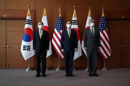 　６月３日、日米韓３カ国の高官は、ソウルで北朝鮮問題について協議した。北朝鮮が核実験の準備を進めている兆候が見られ、緊張が高まっている。写真は３カ国高官。ソウルで撮影（２０２２年　ロイター／Kim Hong-JiPool ）