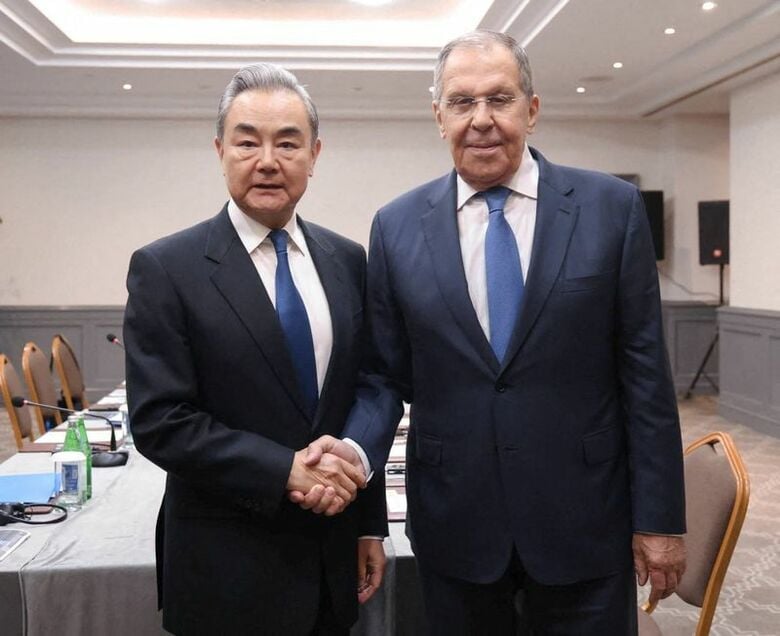 写真は１４日、アゼルバイジャンのバクーで開催されたアジア相互協力信頼醸成会議（ＣＩＣＡ）で、首脳会議の傍ら会談を行う中国の王毅外相（写真左）とロシアのラブロフ外相（同右）。ロシア外務省提供／REUTERS