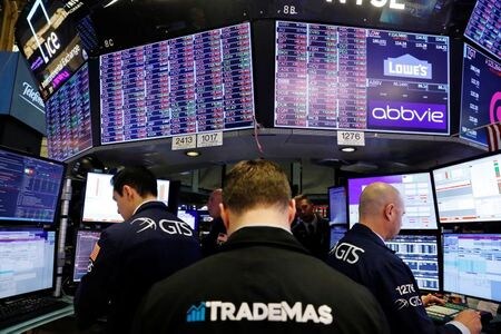 　１月２８日、米国債の価格が今週に入って急騰したため、イールドカーブの一部で長短逆転（逆イールド）が発生した。これは伝統的に米経済にとって、弱気のシグナルとされる。写真は２０１９年、ニューヨーク株式市場で撮影（２０２０年　ロイター/Lucas Jackson）