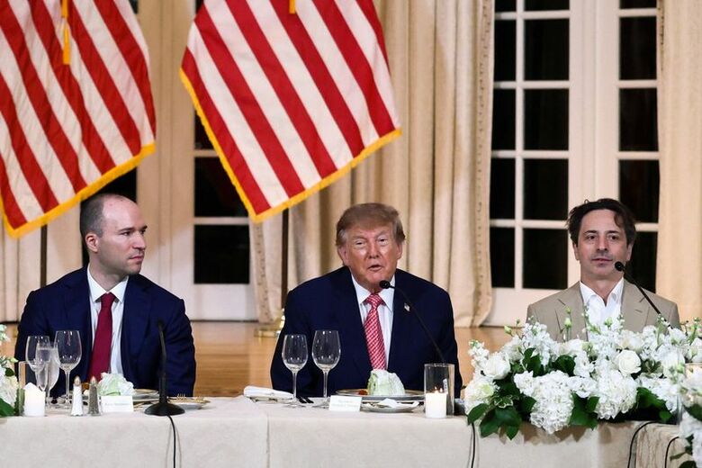 米オープンＡＩのブロックマン社長（写真左）とトランプ米大統領、グーグルの共同創業者セルゲイ・ブリン氏。フロリダ州にあるトランプ氏の自邸「マール・ア・ラーゴ」で17日撮影。REUTERS/Kevin Lamarque